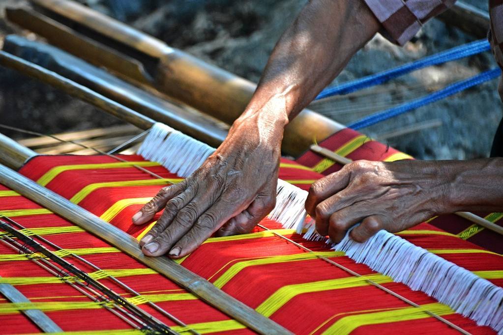 Kegiatan menenun di Kampung Wunga. Foto: instagram/rein.hard.35