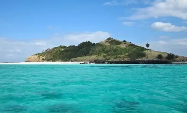 Pantai Pulau Salura