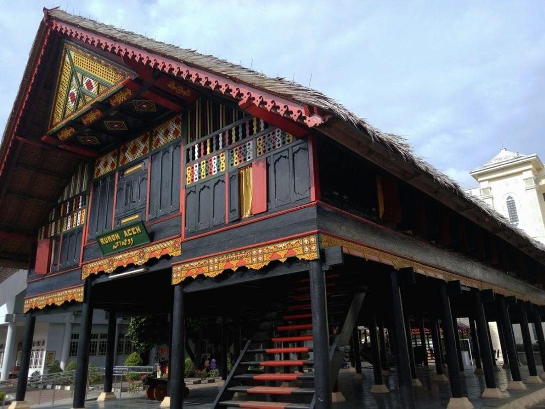 6 Rumah Adat di Indonesia dan Asalnya dengan Bentuk Unik