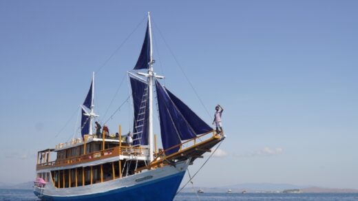 Kapal Phinisi Sailing Komodo