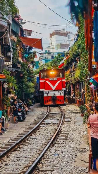 train street hanoi