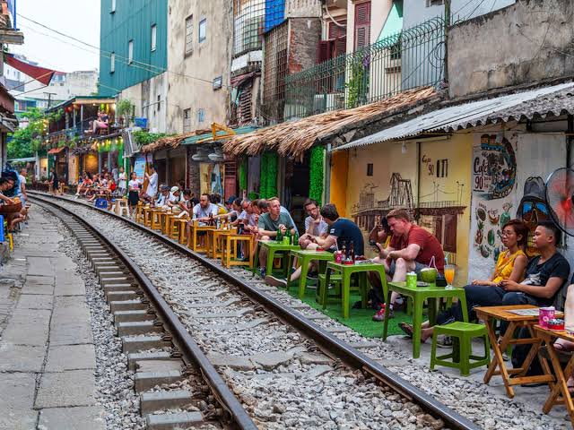 wisata kereta hanoi